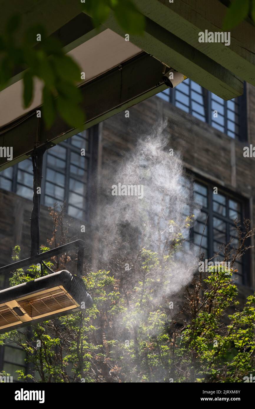 Facility that lowers temperature by spraying water. Water fog machine