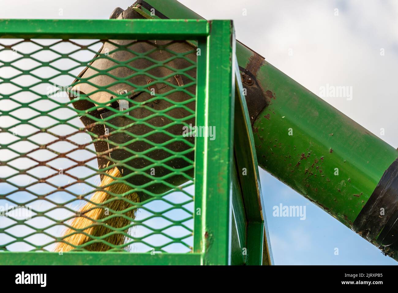 Ballynacarriga, West Cork, Ireland. 26th Aug, 2022. On a sunny day, Denis Duggan of Duggan Agri Contractors harvests barley using a 1992 John Deere 1177 Combine Harvester averaging 3.3/t per acre at a moisture content of 17%. Credit: AG News/Alamy Live News Stock Photo