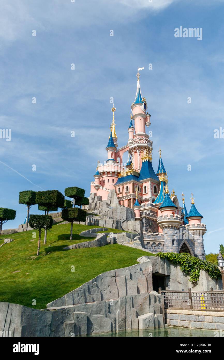 Sleeping beauty castle cartoon hi-res stock photography and images - Alamy