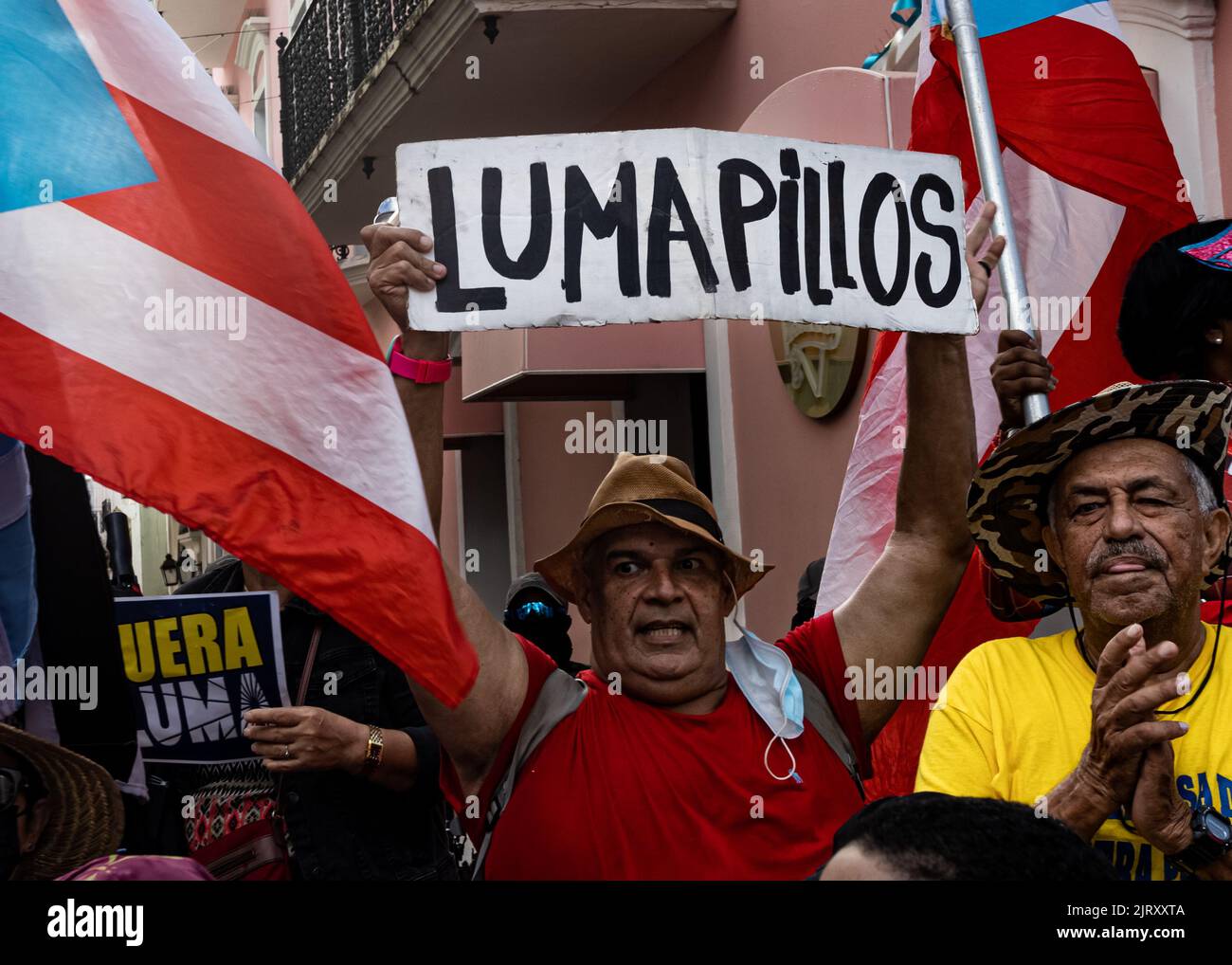San Juan, Puerto Rico. 25th Aug, 2022. A protester holds a sign reading 'Luma pillos' (Luma Thieves) near La Fortaleza in San Juan, Puerto Rico on August 25, 2022. Energy company Luma took control of the Puerto Rican energy grid in 2020, with blackouts increasing and prices rising since. (Photo by Collin Mayfield/Sipa USA) Credit: Sipa USA/Alamy Live News Stock Photo