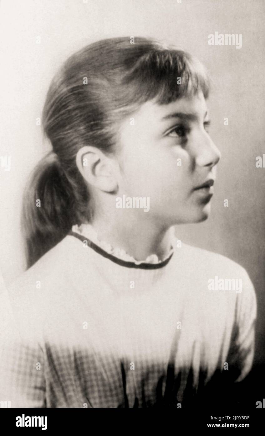 1954 ca, USA : The celebrated american Pop singer and actress  CHER ( Cherilyn Sarkisian LaPierre , born 20 may 1946 ) when was a young girl aged 8 . Unknown photographer. - HISTORY - FOTO STORICHE - personalità da giovane giovani - ragazza - personality personalities when was young girl - INFANZIA - CHILDHOOD - POP MUSIC - MUSICA - cantante - BAMBINI - BAMBINA - CHILD - CHILDREN - BAMBINO - CHILDHOOD - INFANZIA - profilo - profile --- ARCHIVIO GBB Stock Photo