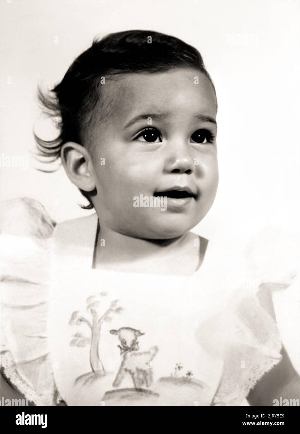 1947 , USA : The celebrated american Pop singer and actress  CHER ( Cherilyn Sarkisian LaPierre , born 20 may 1946 ) when was  a baby aged 1 . Unknown photographer. - HISTORY - FOTO STORICHE - personalità da giovane giovani - ragazza - personality personalities when was young girl - INFANZIA - CHILDHOOD - POP MUSIC - MUSICA - cantante - BAMBINI - BAMBINA - CHILD - CHILDREN - BAMBINO - CHILDHOOD - INFANZIA - BABY -  smile - sorriso --- ARCHIVIO GBB Stock Photo
