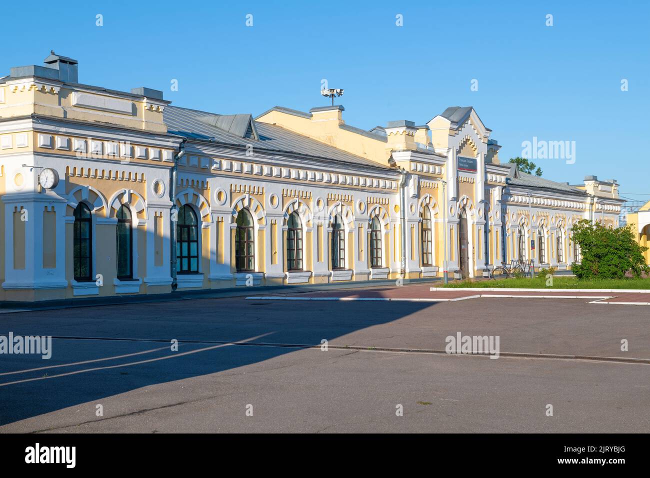 TIKHVIN, RUSSIA - AUGUST 04, 2022: The old building of the railway station on a sunny August morning Stock Photo