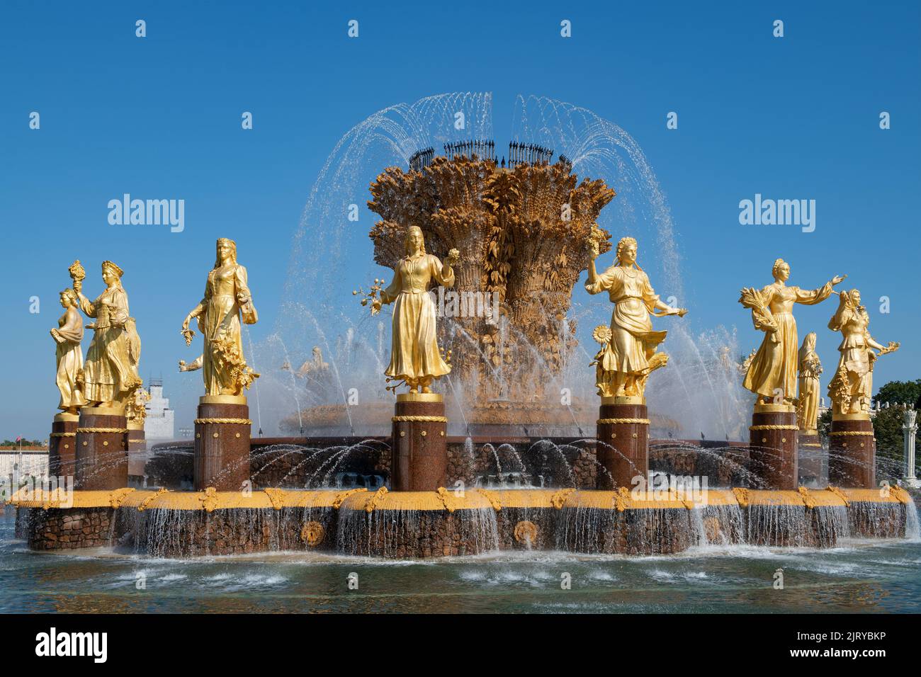 MOSCOW, RUSSIA - AUGUST 17, 2022: Famous fountain 'Friendship of Peoples' close-up on a sunny August day. All-Russian Exhibition Center (VDNKh) Stock Photo