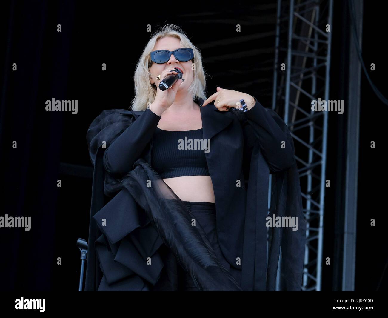 southsea-uk-26th-aug-2022-english-singer-songwriter-rebecca-lucy
