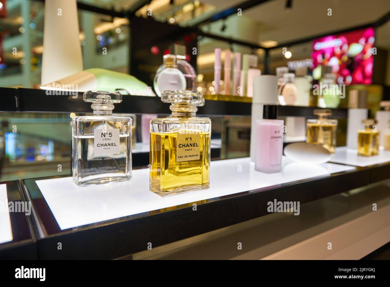 Fragrance chanel hi-res stock photography and images - Page 10 - Alamy