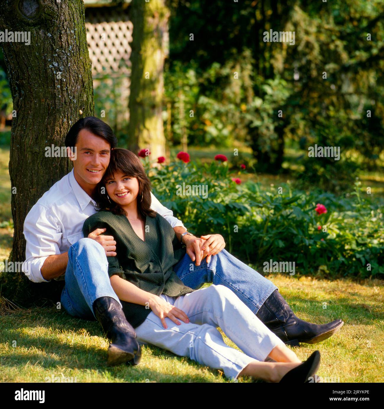 Man woman couple tree hi-res stock photography and images - Alamy