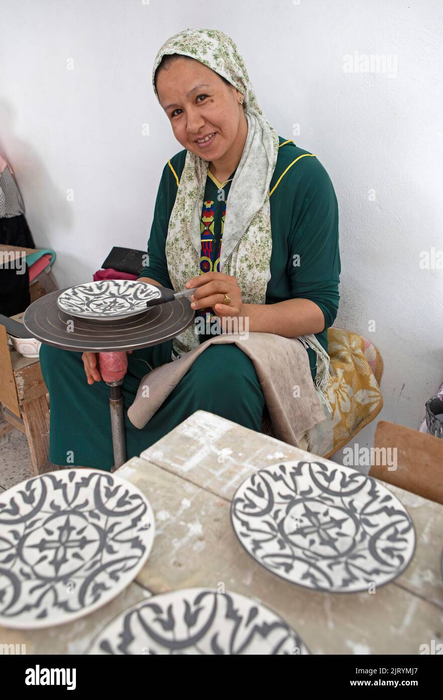 Moroccan woman painting plates in the workshop, handicraft from Fes, Art Naji, Fes, Morocco Stock Photo