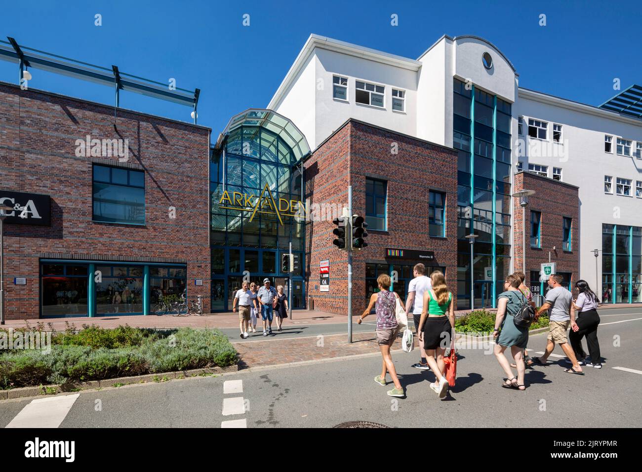 Germany, Bocholt, Lower Rhine, Westmuensterland, Muensterland, Westphalia, North Rhine-Westphalia, NRW, people at the retail park Shopping Arcades Stock Photo