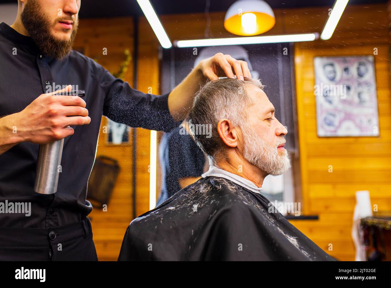 Man head shave salon hi-res stock photography and images - Alamy