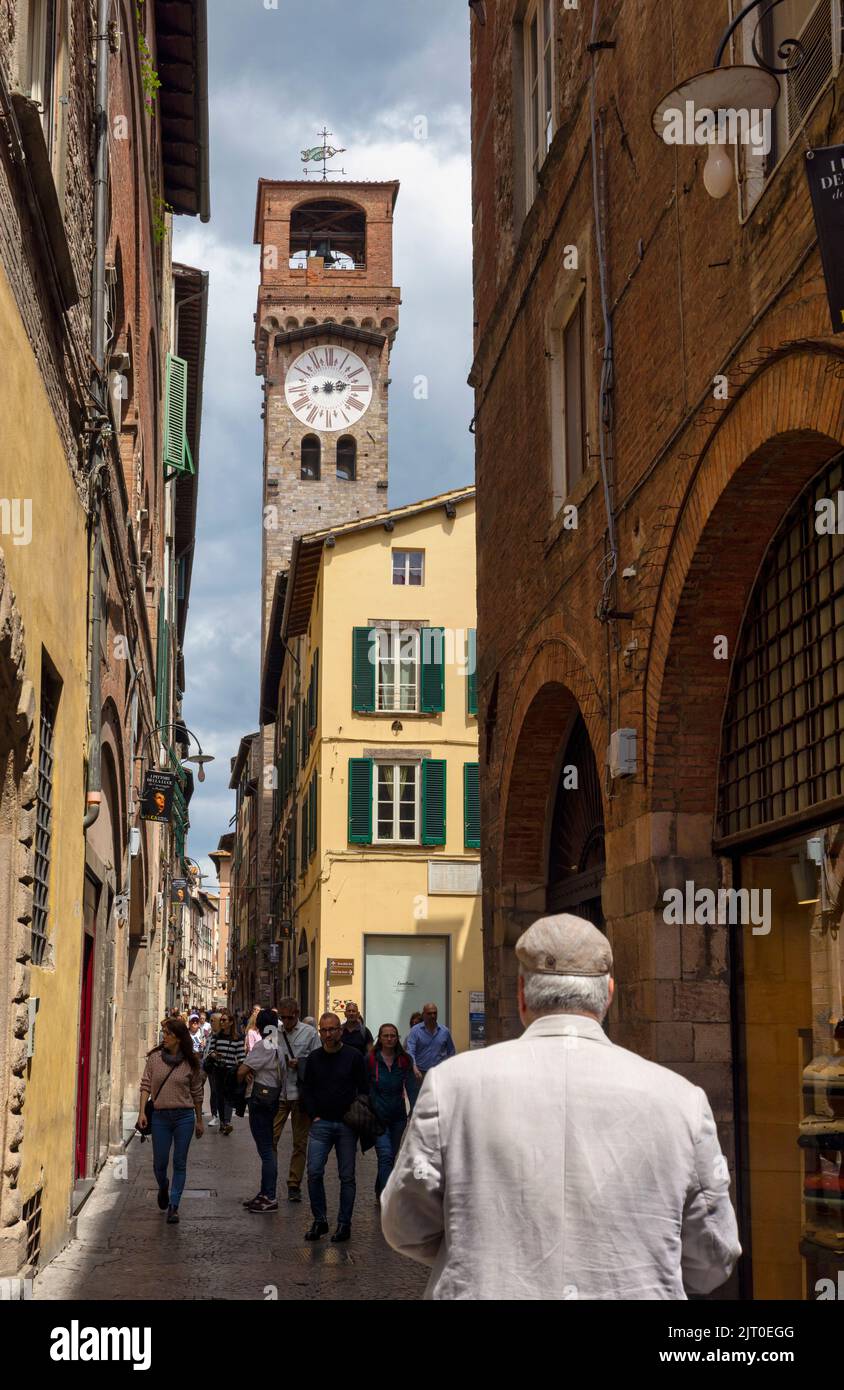 The 50 meters high Torre delle Ore seen down Via Fillungo.  Lucca, Lucca Province, Tuscany, Italy.  The origins of the tower go back to the Middle Age Stock Photo