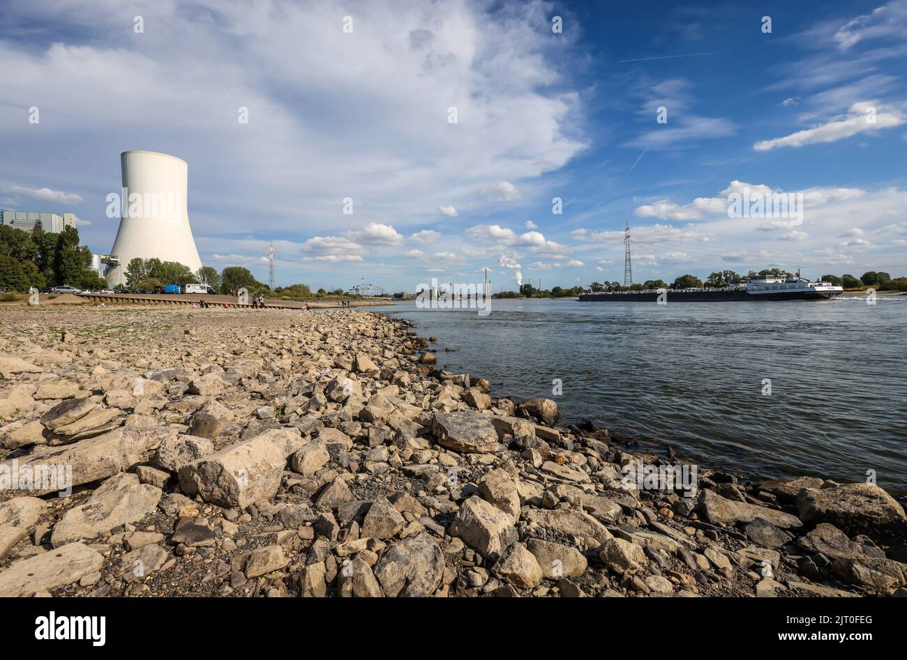 Duisburg, North Rhine-Westphalia, Germany - Dry riverbed in the Rhine with STEAG coal-fired power plant Walsum at the ferry pier Walsum, Rhine ferry W Stock Photo