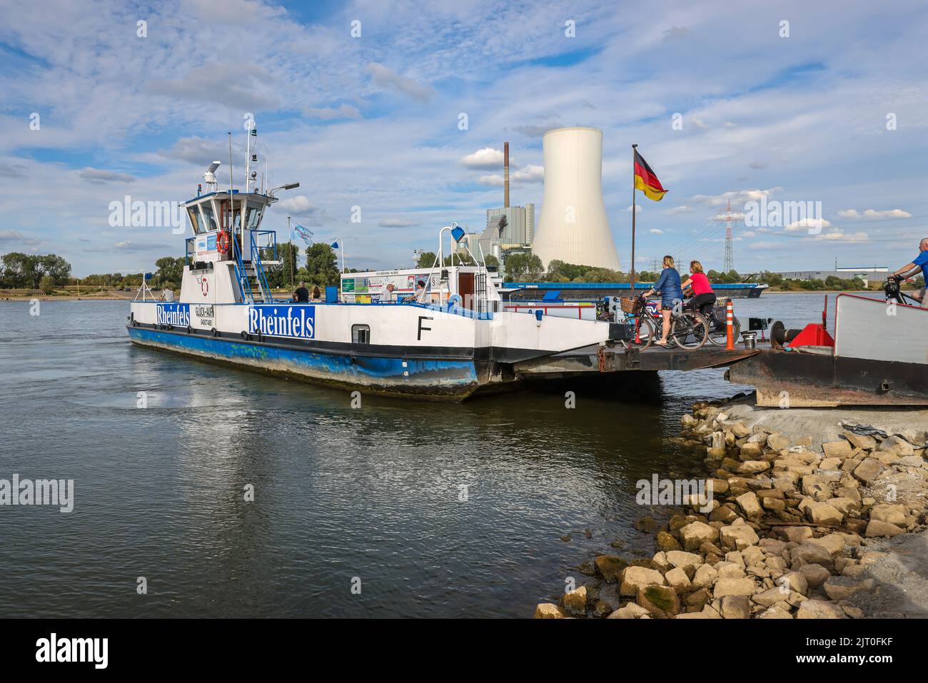 Rheinberg, Duisburg, North Rhine-Westphalia, Germany - Rhine ferry Walsum-Orsoy with STEAG coal-fired power plant Walsum at the ferry pier Orsoy, Afte Stock Photo