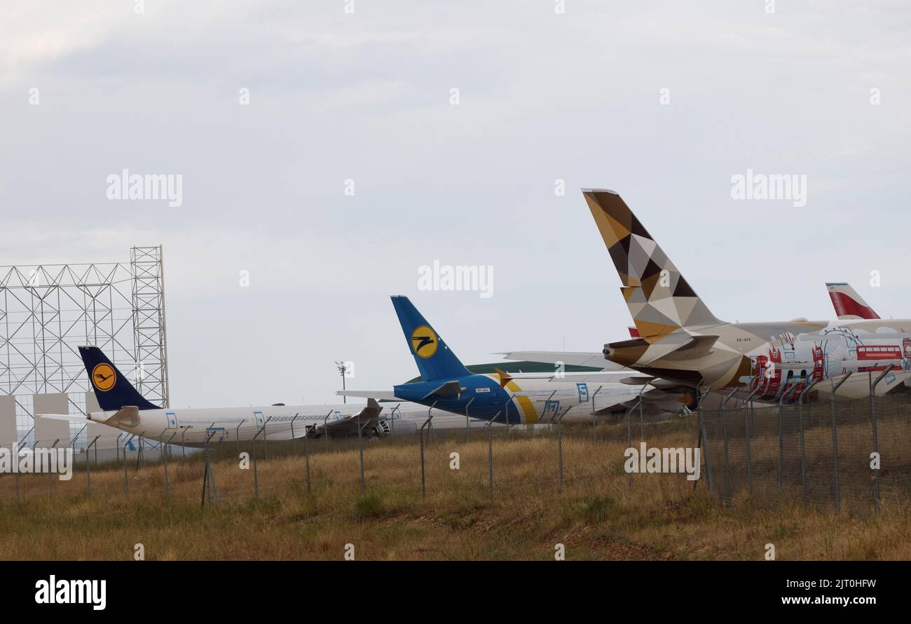 Teruel, España-25 de agosto de 2022: Aviones en desguace de avión  en pista cerca de valla metalica. Stock Photo