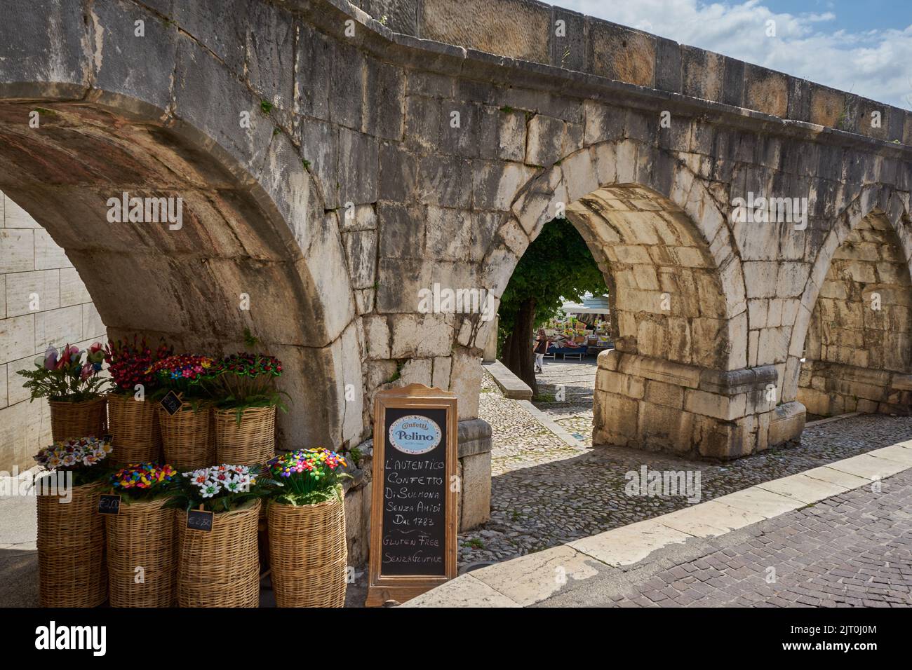 Aquädukt, Acquedotto Medievale, vorne Konfetti, glänzende karamellisierte Mandeln, traditionelle Süßigkeit, Sulmona, Provinz L’Aquila, Abruzzen, Italy Stock Photo