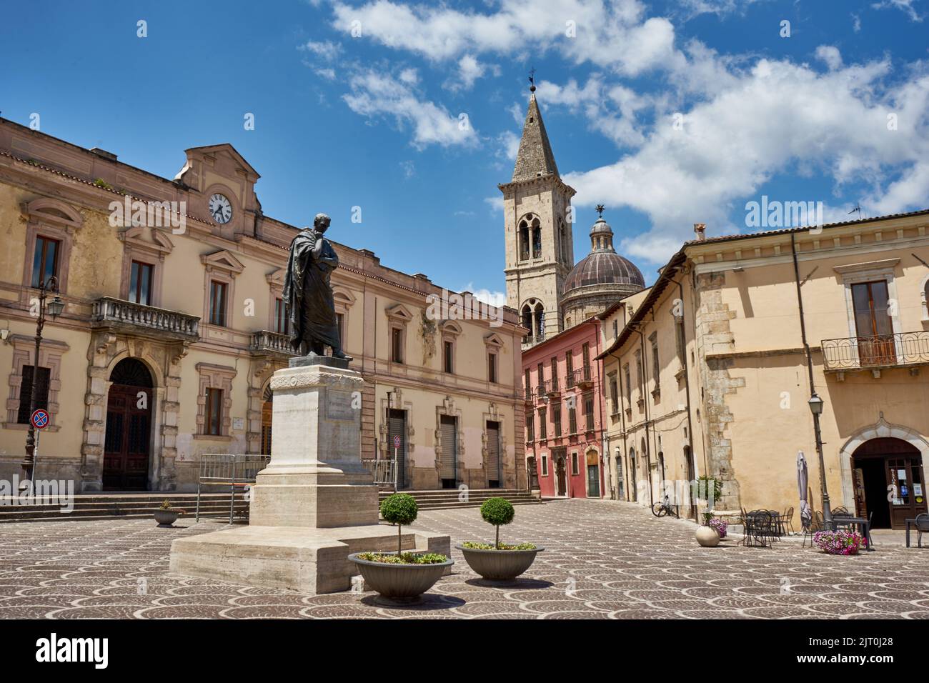 Piazza XX Settembre, vorne Statue des Ovid, Sulmona, Provinz L’Aquila, Region Abruzzen, Italien, Europa Stock Photo