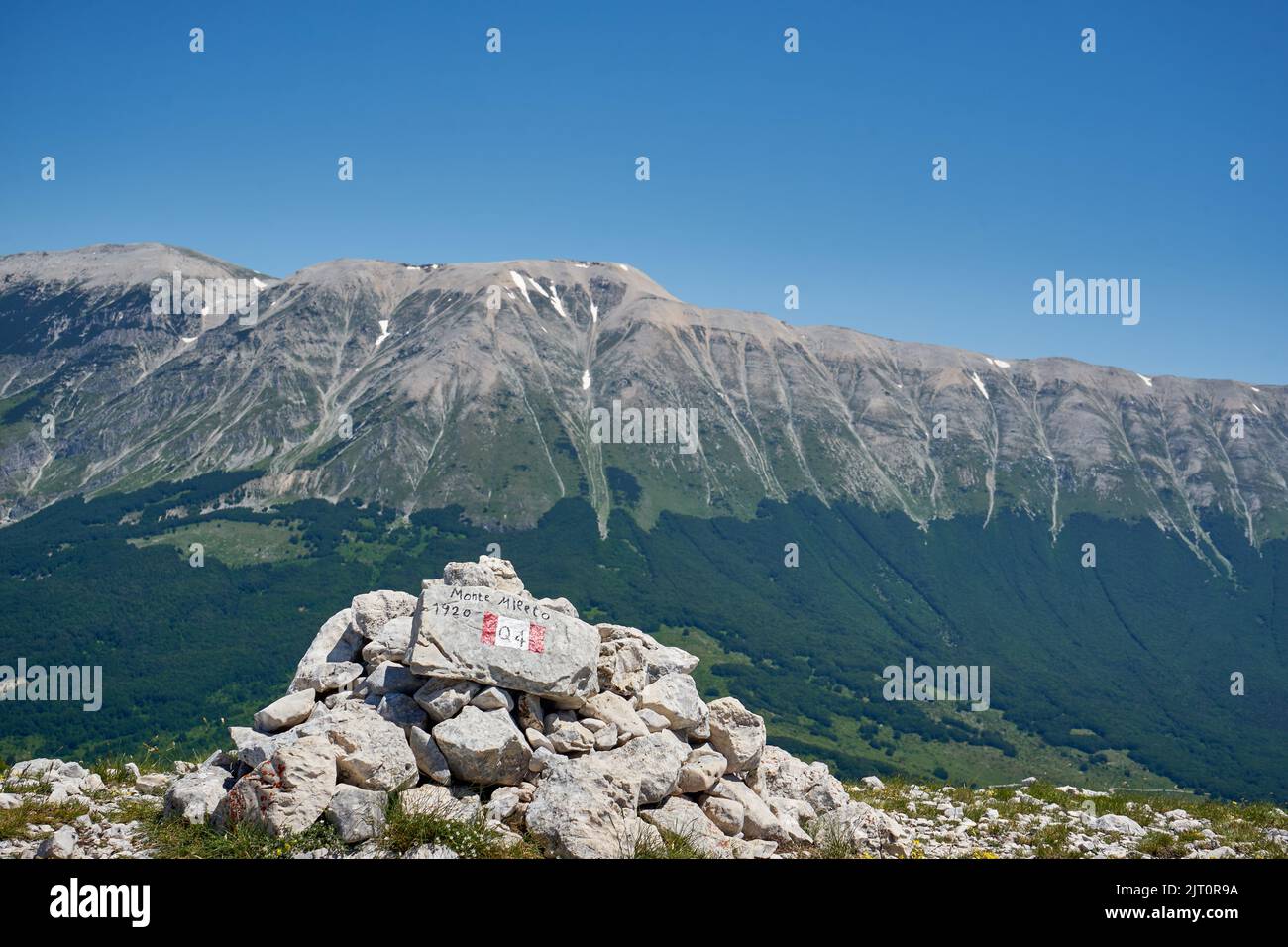 Gipfel des Monte Mileto, hinten der Monte Amaro, Nationalpark Majella, Parco nazionale della Majella, Abruzzen, Italien, Europa Stock Photo