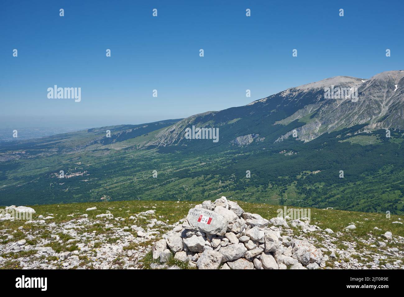 Gipfel des Monte Mileto, hinten der Monte Amaro, Nationalpark Majella, Parco nazionale della Majella, Abruzzen, Italien, Europa Stock Photo