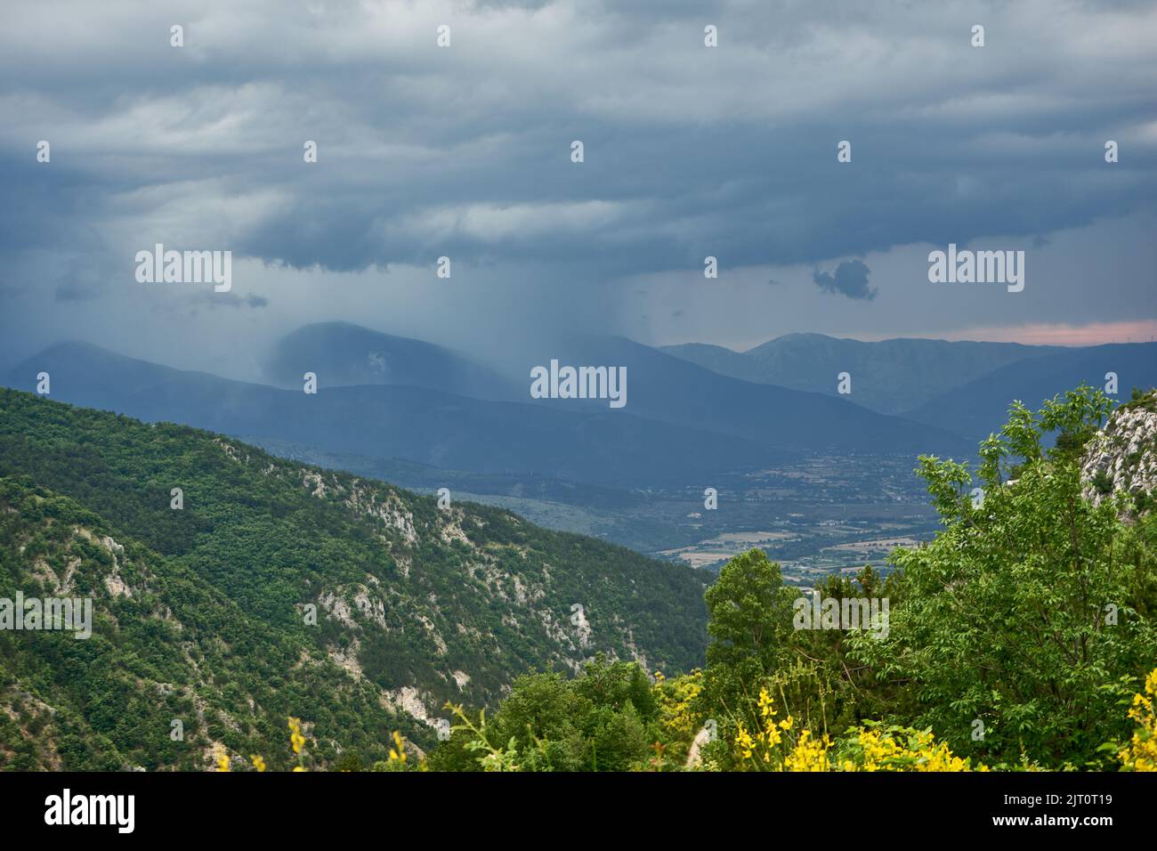 Blick vom Gebirge Majella, vorne die Ebene von Sulmona, hinten Regen über dem Nationalpark Abruzzen, Parco nazionale della Majella, Abruzzen, Italien Stock Photo
