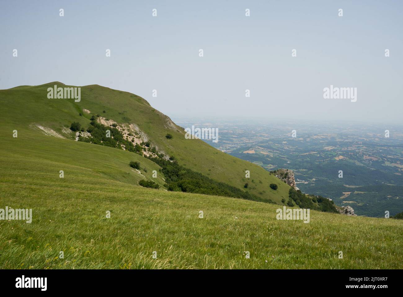 Berglandschaft Piani di Ragnolo, Blick in die Ebene zur Adria, Nationalpark Monti Sibillini, Sibillinsche Berge, Marken, Italien Stock Photo