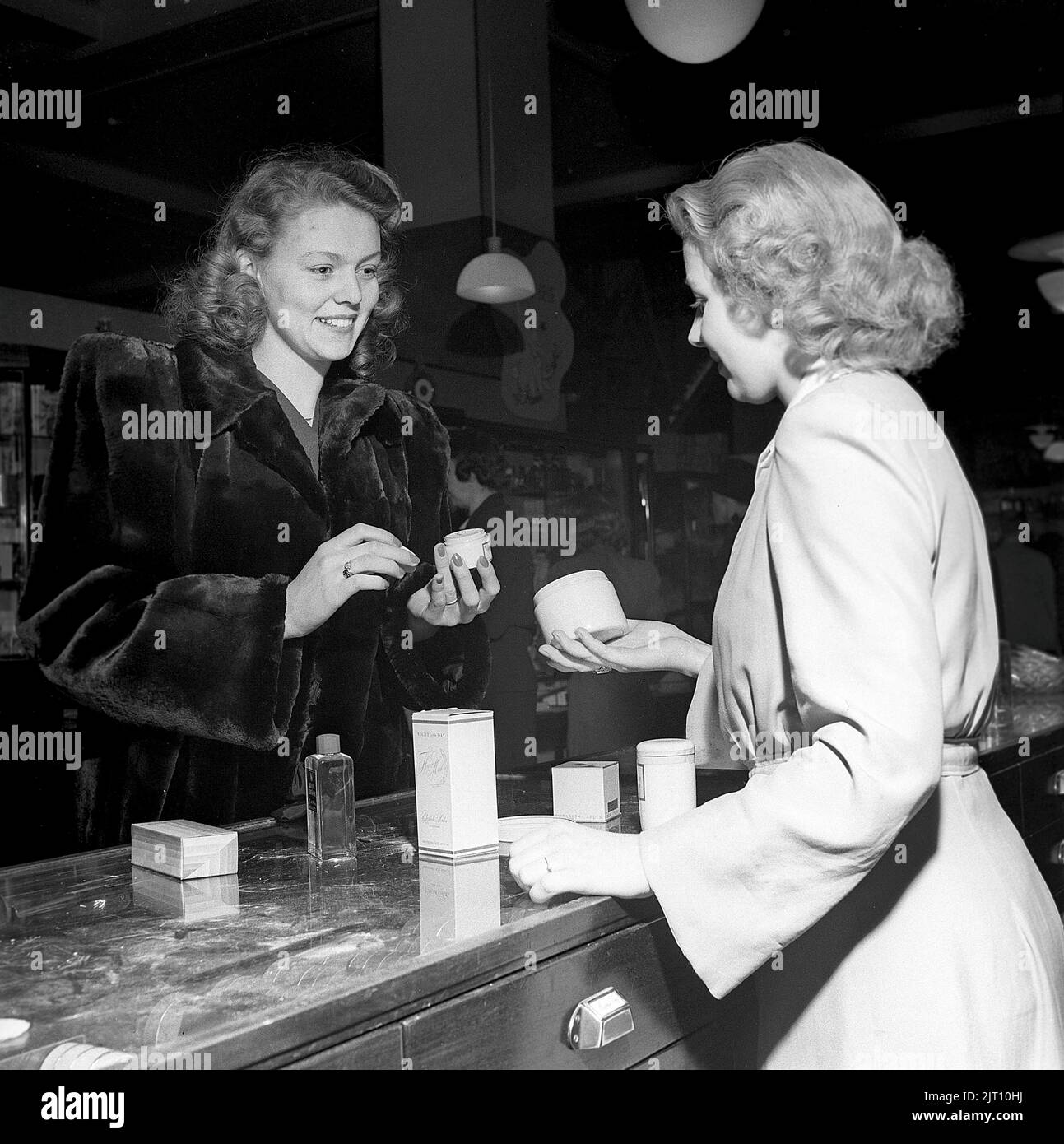 Department stores 1940s hi-res stock photography and images - Alamy