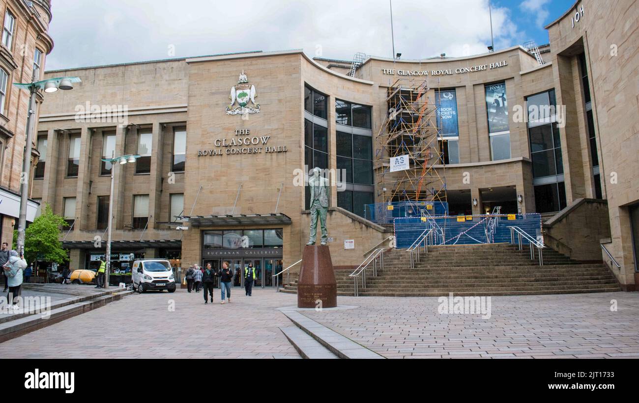 The Glasgow Royal Concert Hall & Buchanan Galleries anchored by John Lewis. In front of the building, the statue of Donald Dewar Stock Photo
