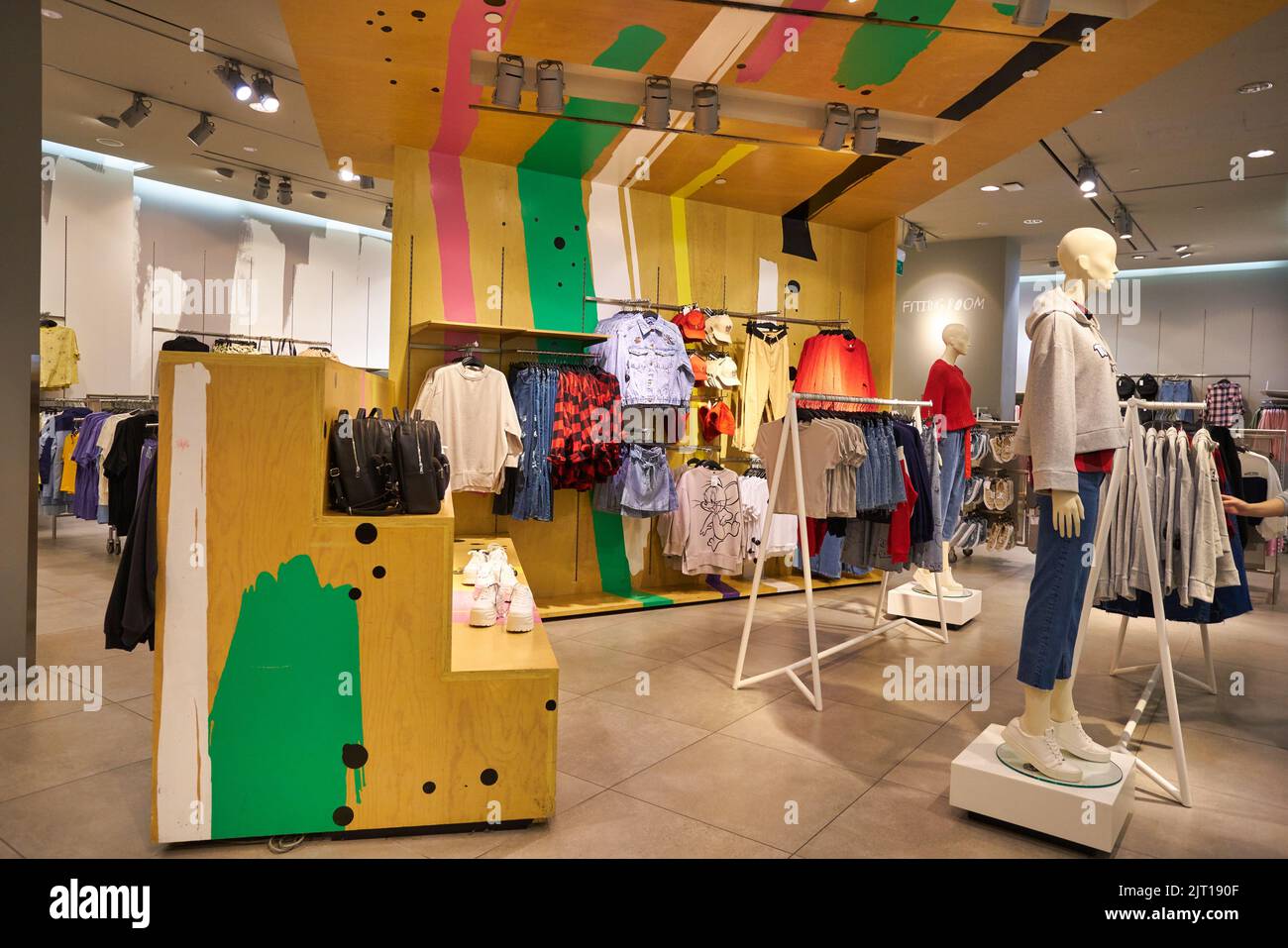 H&m retail hi-res stock photography and images - Page 17 - Alamy