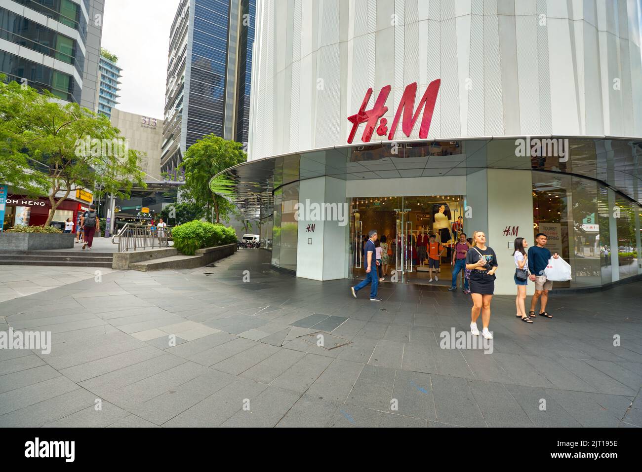 Hm store shop retail entrance hi-res stock photography and images - Alamy