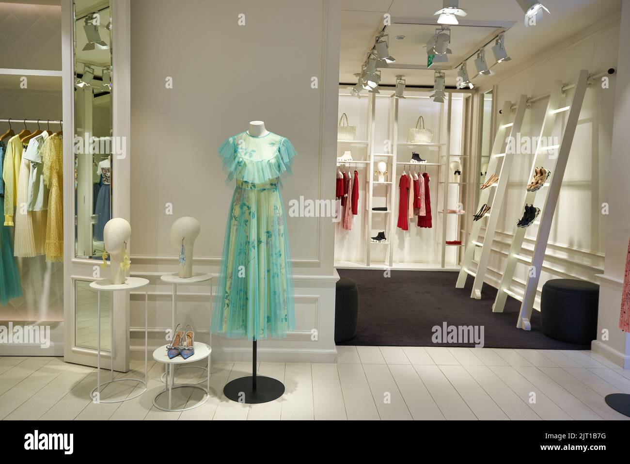 Mannequin shopping red hi-res stock photography and images - Page 3 - Alamy