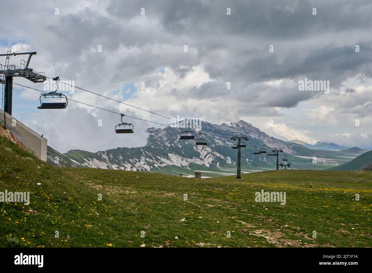 Skilift im Sommer, Skigebiet Gran Sasso, Campo Imperatore, Nationalpark Gran Sasso und Monti della Laga, Abruzzen, Apennin, Provinz L’Aquila, Italien Stock Photo
