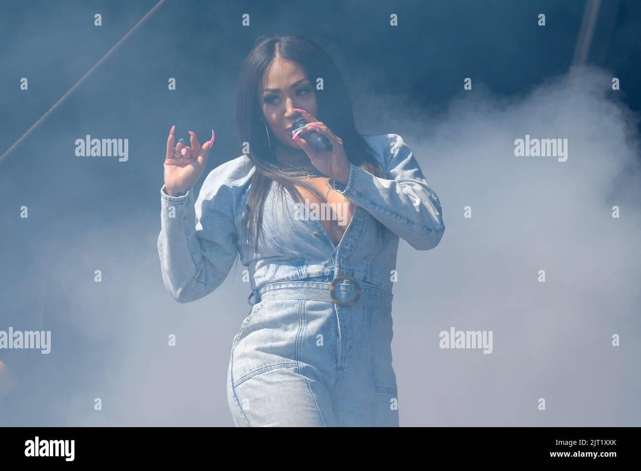 mutya-buena-sugababes-performing-on-stage-hi-res-stock-photography-and