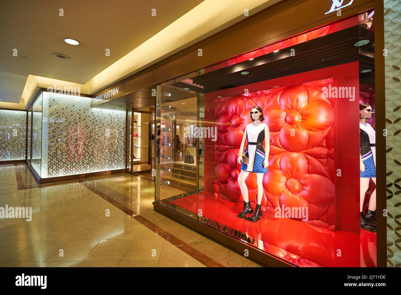 Louis vuitton boutique hi-res stock photography and images - Alamy