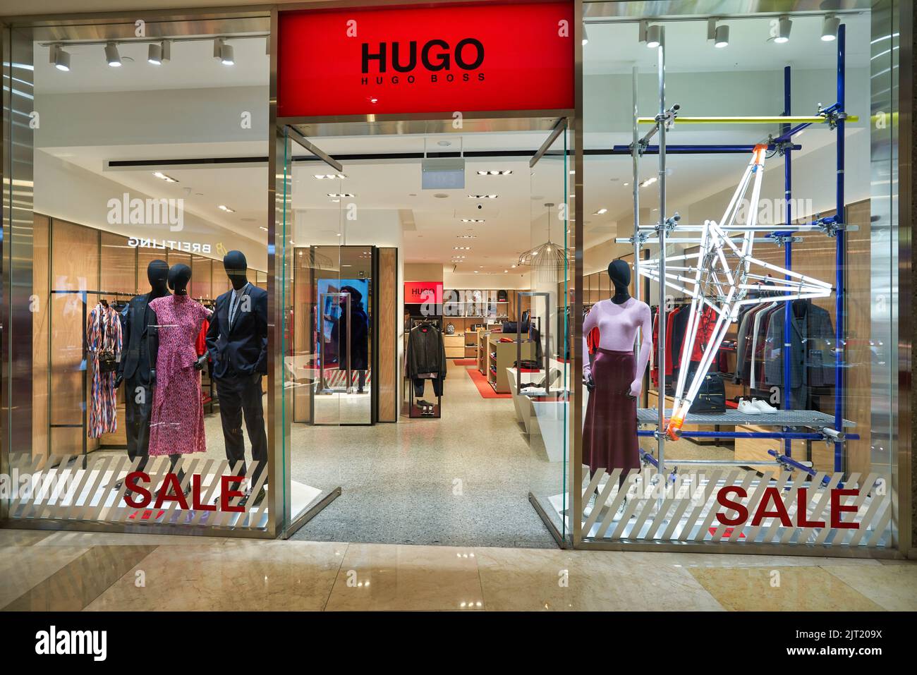Clothes store entrance hi-res stock photography and images - Page 43 - Alamy