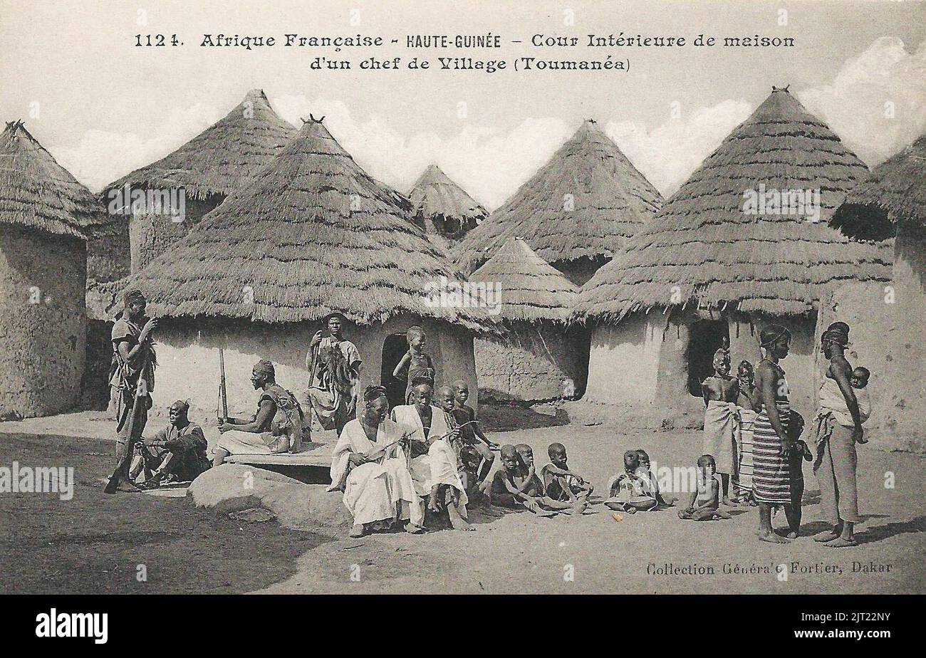 Toumanéa-Cour intérieure de maison d'un chef de village (Guinée). Stock Photo