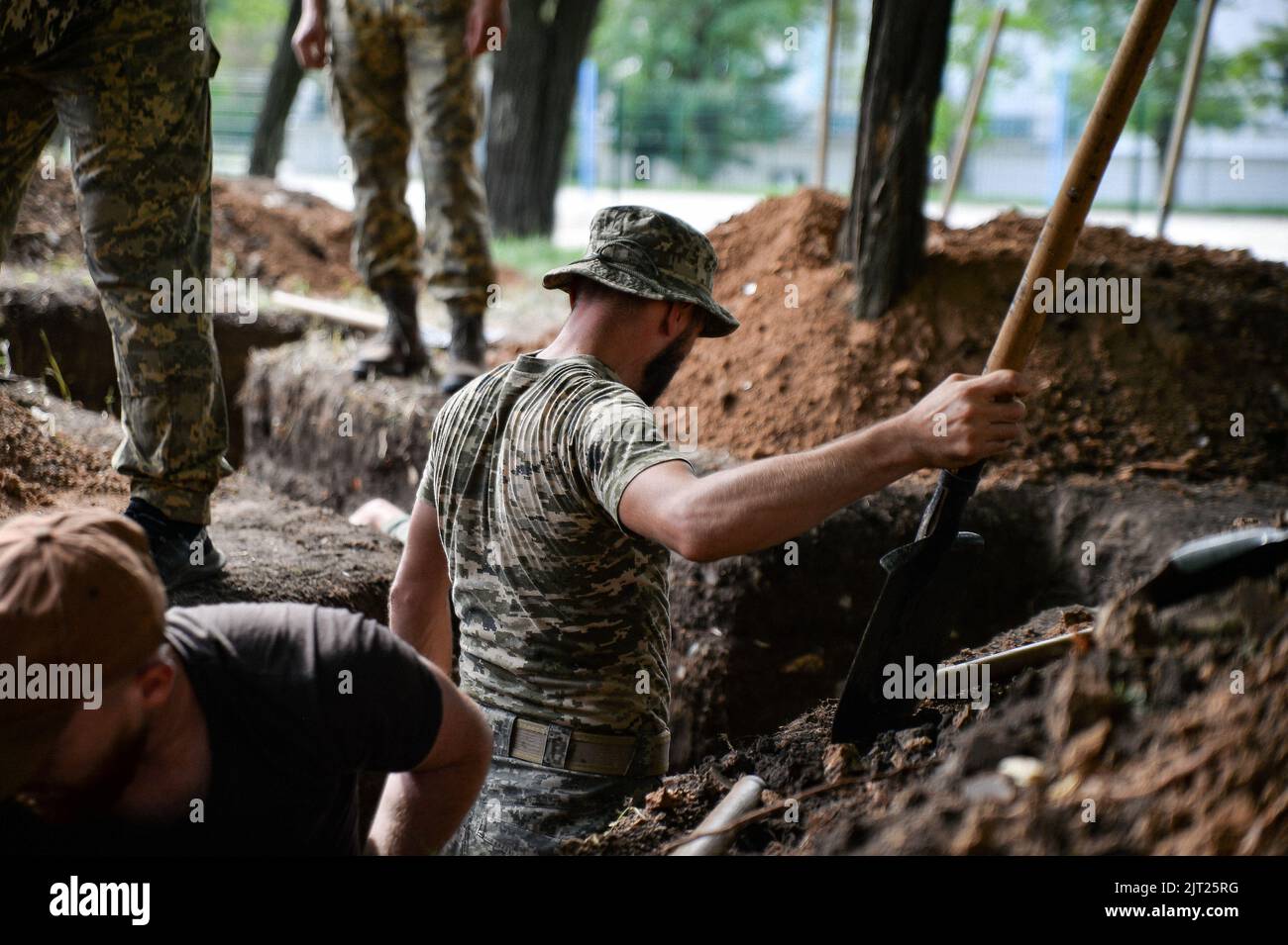 Bakhmut, Ukraine. 27th Aug, 2022. Ukrainian soldiers dig trenches as the frontline continues to move in Donbas. While fighting continues, forces prepare and fortify positions in the region. (Photo by Madeleine Kelly/SOPA Images/Sipa USA) Credit: Sipa USA/Alamy Live News Stock Photo