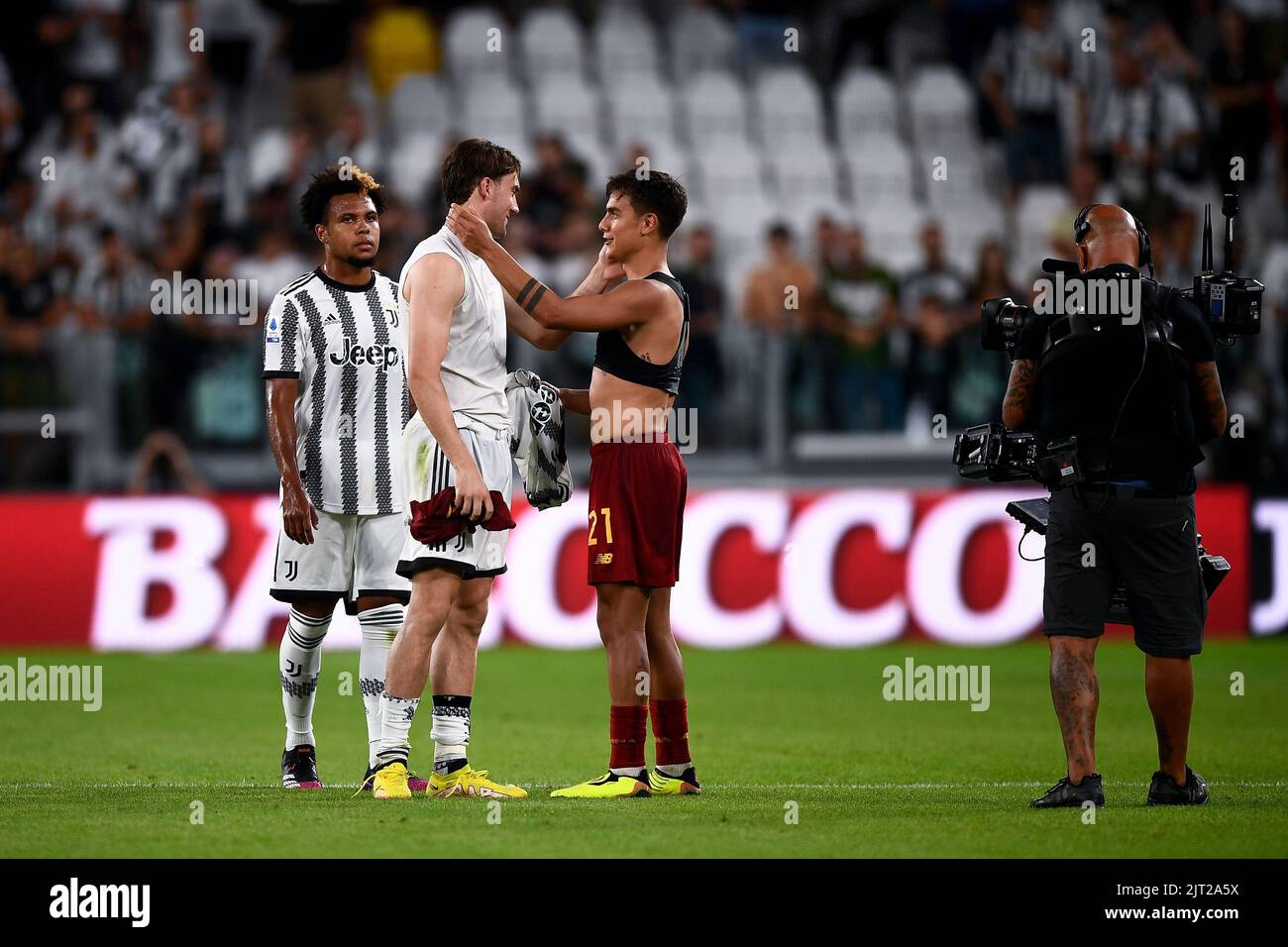 Tuin, Italy. 27 August 2022. Dusan Vlahovic of Juventus FC swaps the shirts with Paulo Dybala of AS Roma at the end of the Serie A football match between Juventus FC and AS Roma. Credit: Nicolò Campo/Alamy Live News Stock Photo