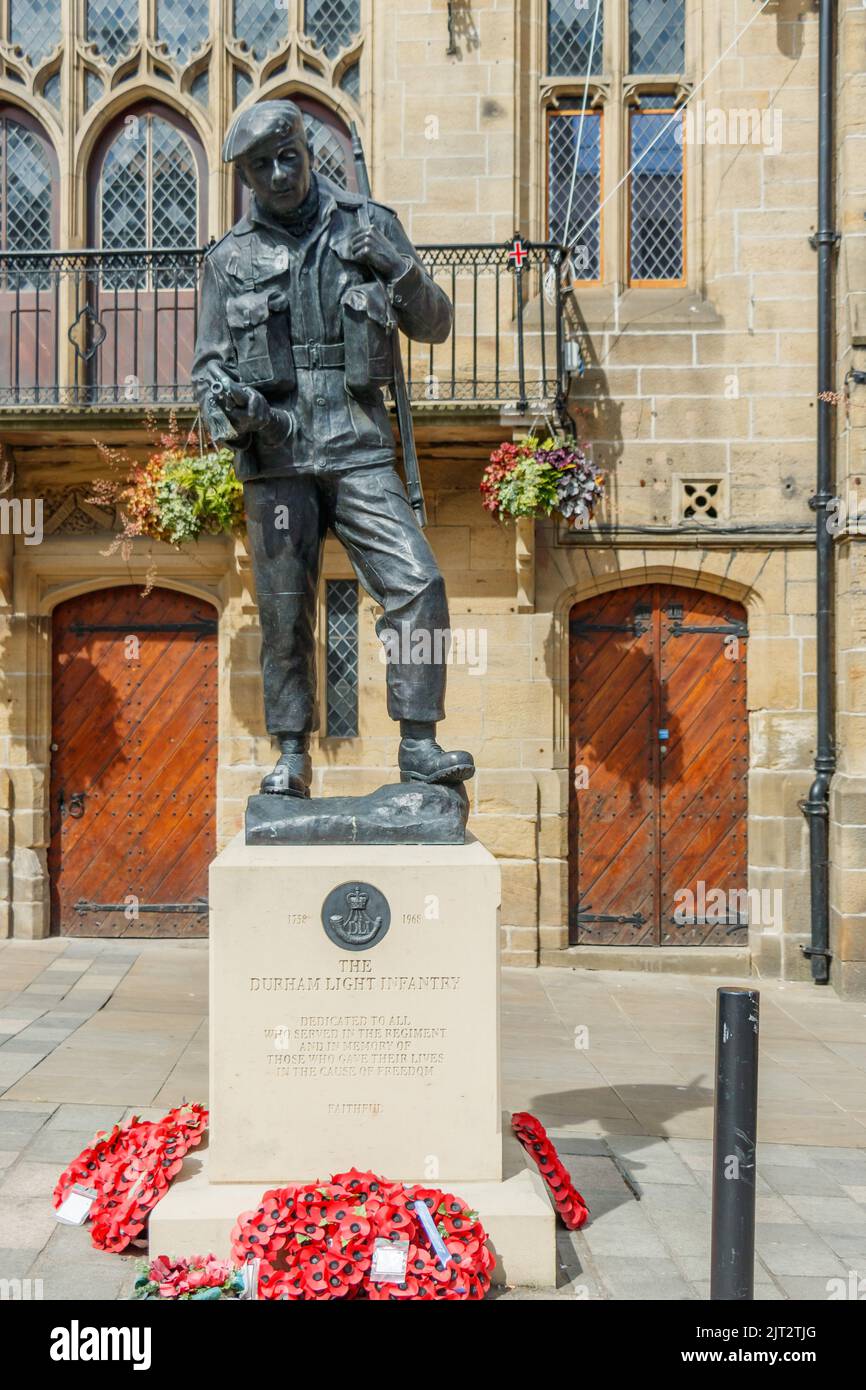 statue of light infantry soldier and poppy wreaths in Durham. County Durham Uk Stock Photo