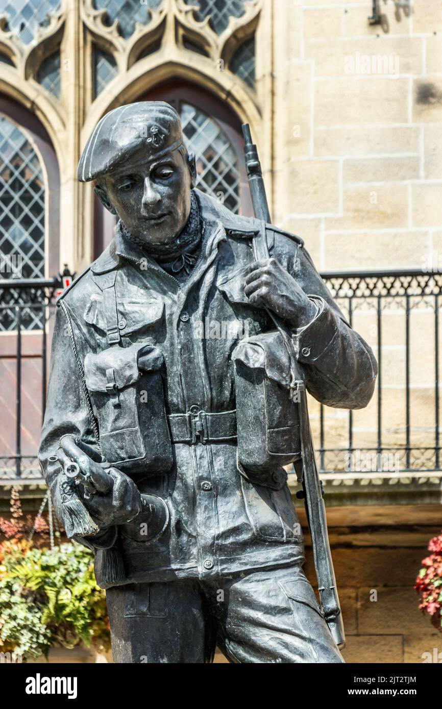 statue of light infantry soldier and poppy wreaths in Durham. County Durham Uk Stock Photo
