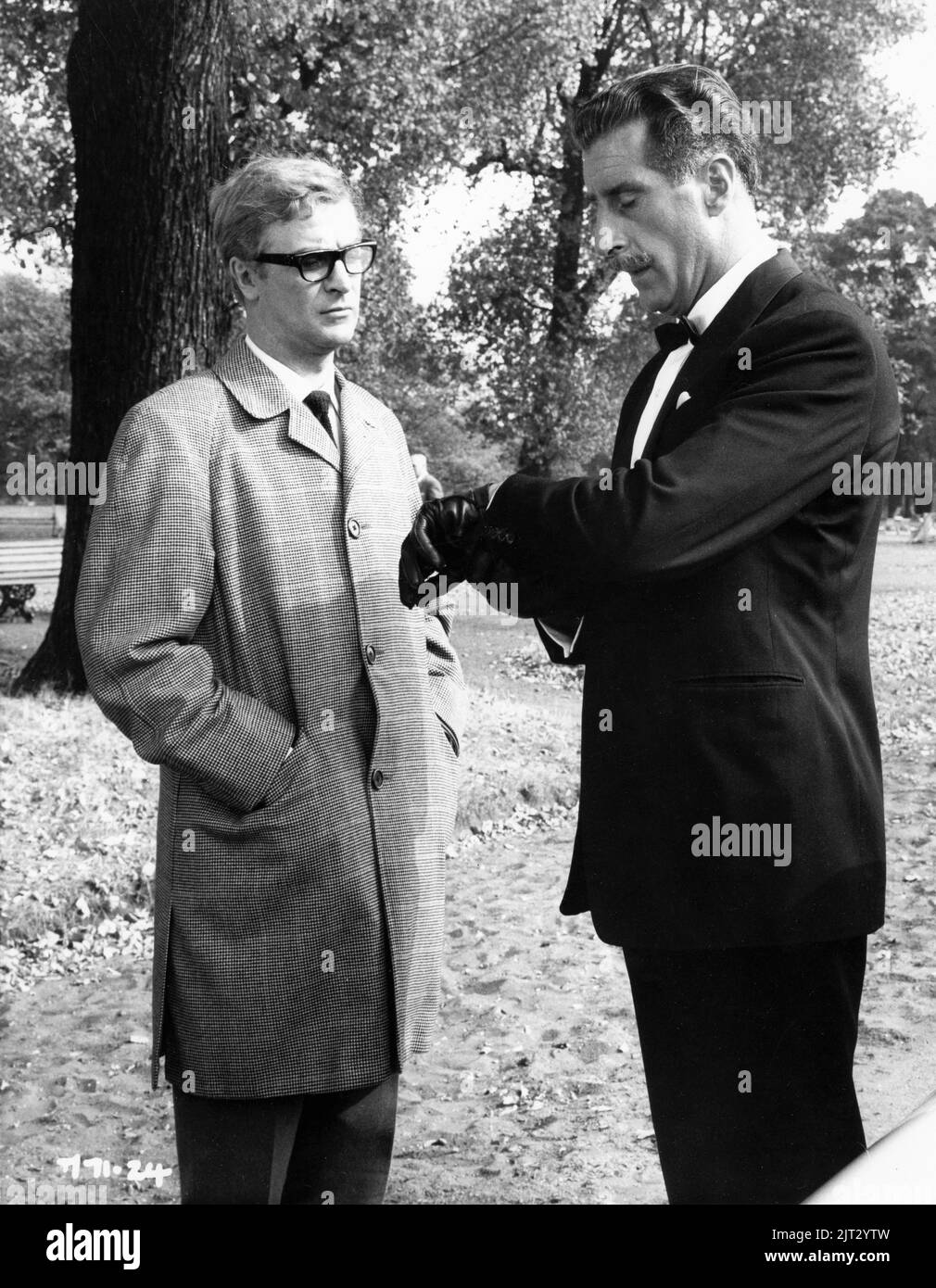 MICHAEL CAINE as Harry Palmer and NIGEL GREEN as Major Dalby in THE IPCRESS FILE 1965 director SIDNEY J. FURIE novel Len Deighton music John Barry producer Harry Saltzman The Rank Organisation / Lowndes Productions Ltd. / Steven S.A. Stock Photo