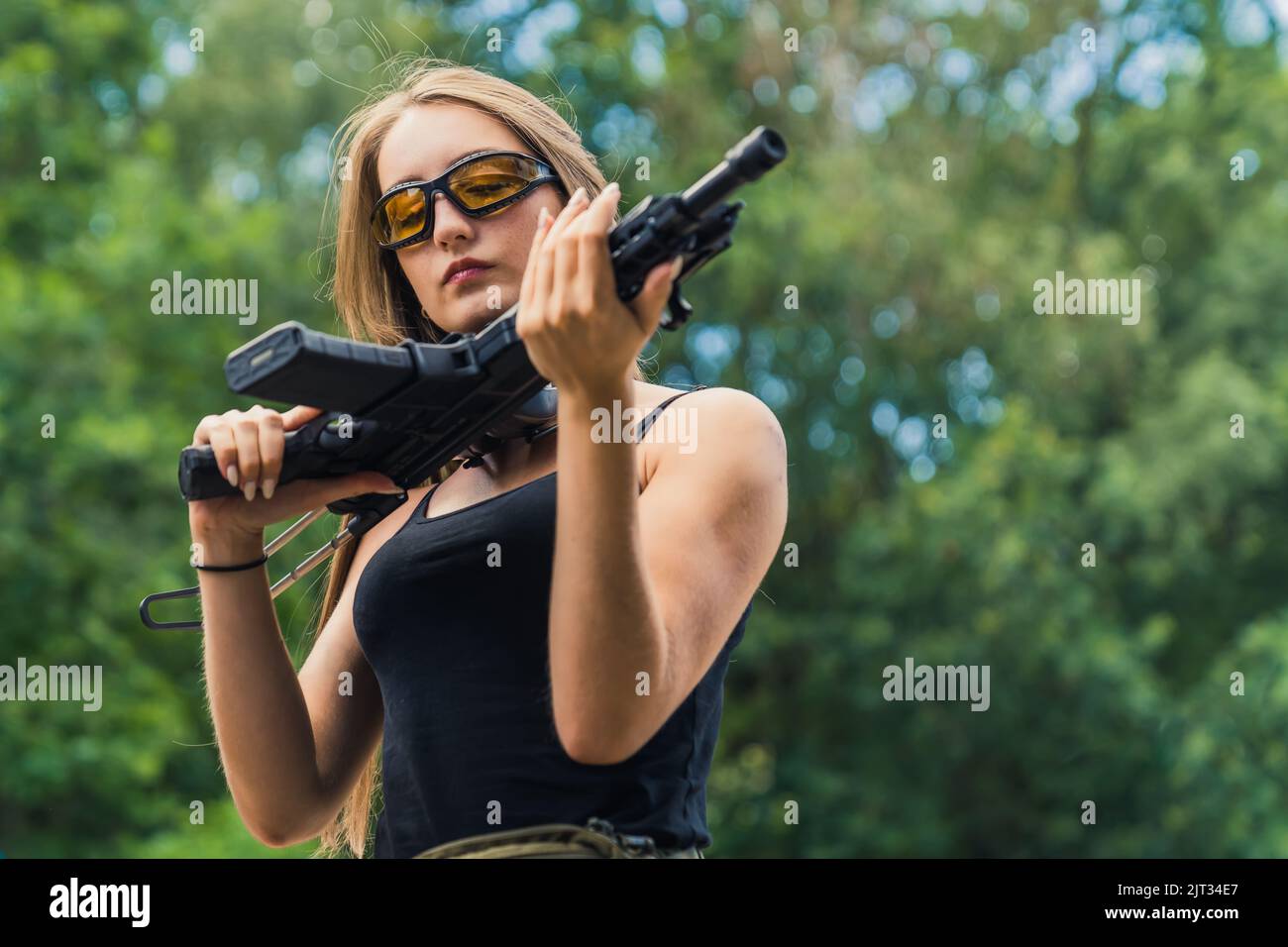 girls firing guns Young beautiful girl shotgun in hi-res stock photography and images - Alamy