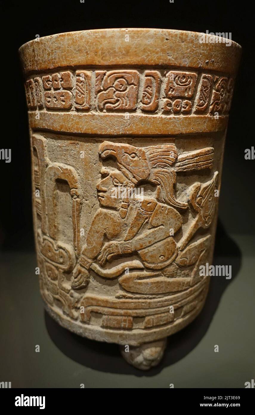 Tripod cylindrical vessel depicting an enthroned lord with glyphic text, Maya, northern Maya lowlands, Mexico, Late Classic period, c. 600-900 AD, ceramic Stock Photo
