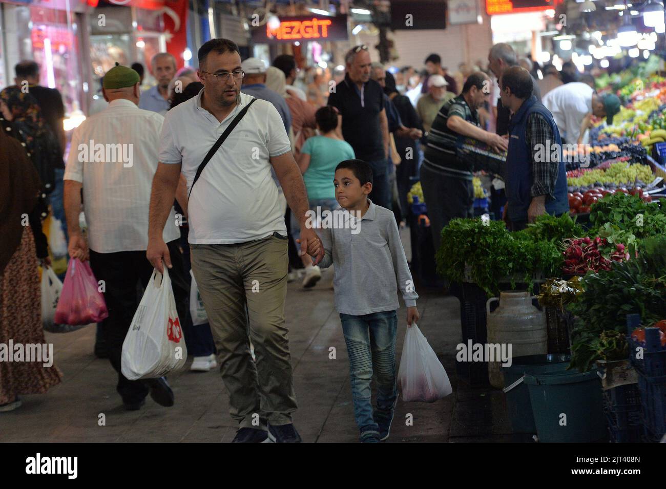 (220828) -- ANKARA, Aug. 28, 2022 (Xinhua) -- People shop at a market in Ankara, T¨¹rkiye, on Aug. 25, 2022. TO GO WITH 'Feature: Turks struggle to buy food as prices soar' (Photo by Mustafa Kaya/Xinhua) Stock Photo
