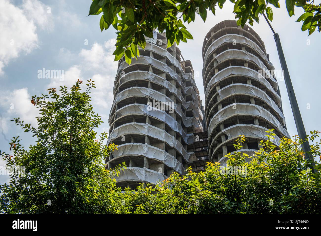 Noida, India. 27th Aug, 2022. Pre demolition work for the Supertech Emerald court project, popularly known as the Supertech twin towers is complete, which are slated for demolition by controlled implosion on August 28 2022. In August 2021 A bench of justices D Y Chandrachud and M R Shah held that the construction of additional towers comprising of around 1,000 flats was in violation of various rules and regulations and directed the company to raze it within three months at its own cost. (Photo by Pradeep Gaur/SOPA Images/Sipa USA) Credit: Sipa USA/Alamy Live News Stock Photo