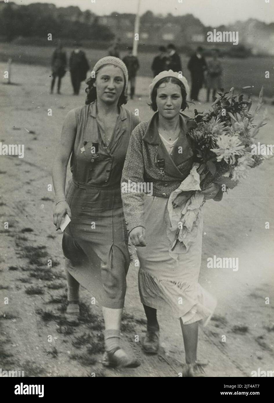 Twee deelneemsters arriveren op het Molenveld aan het einde van de 22e ...