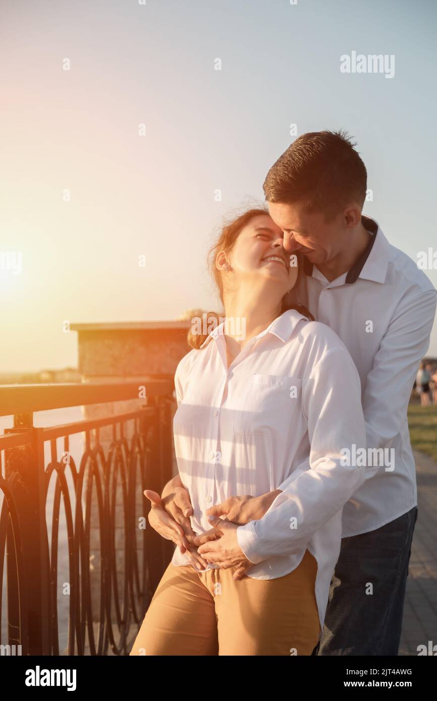 Couple hug back hi-res stock photography and images - Alamy