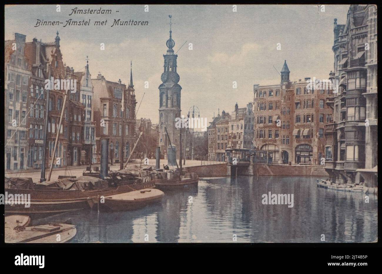 Twee stoomvrachtschepen op de Binnen Amstel met v.l.n.r. de Amstel