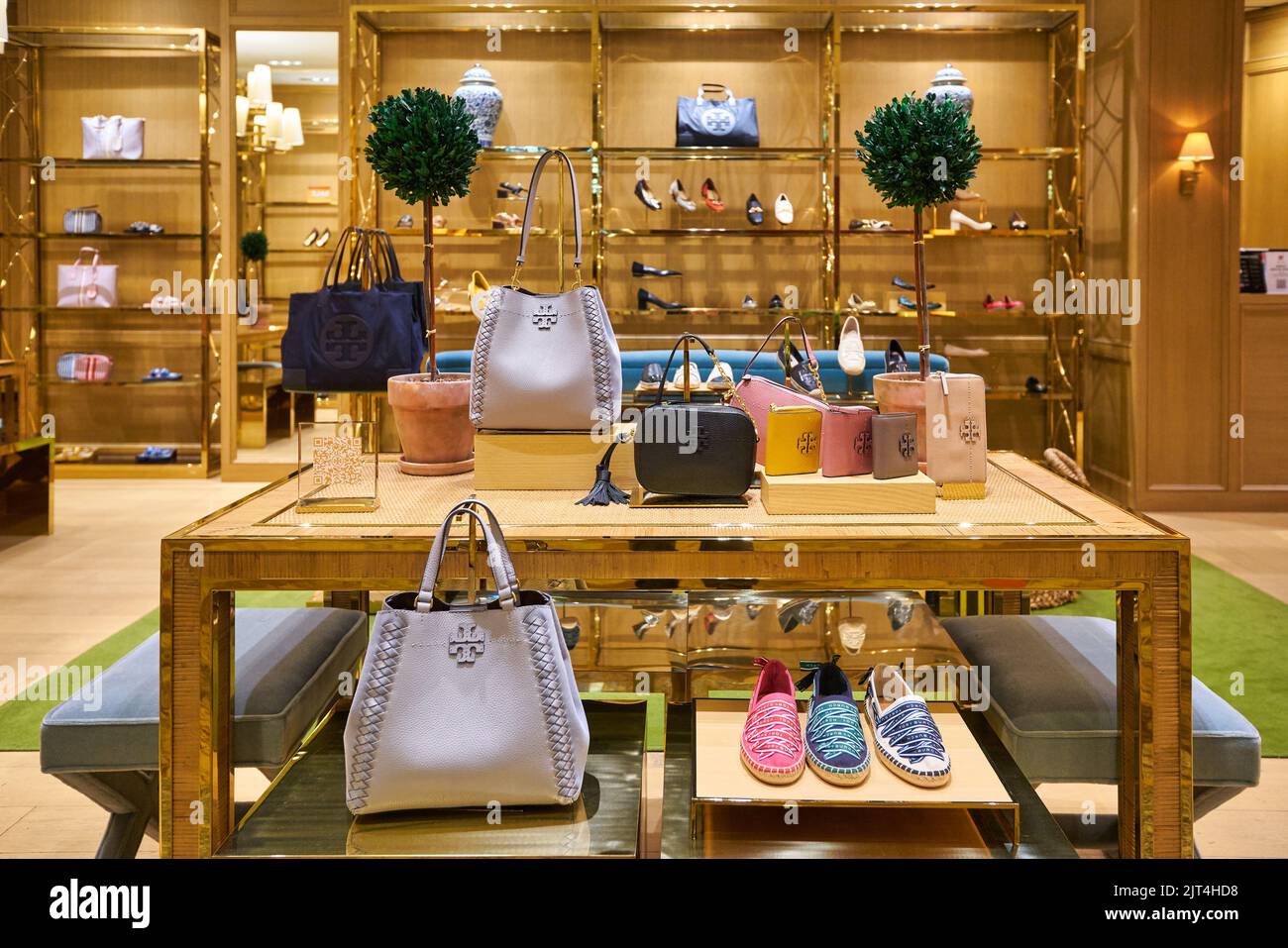Tory burch shopping bag hi-res stock photography and images - Alamy