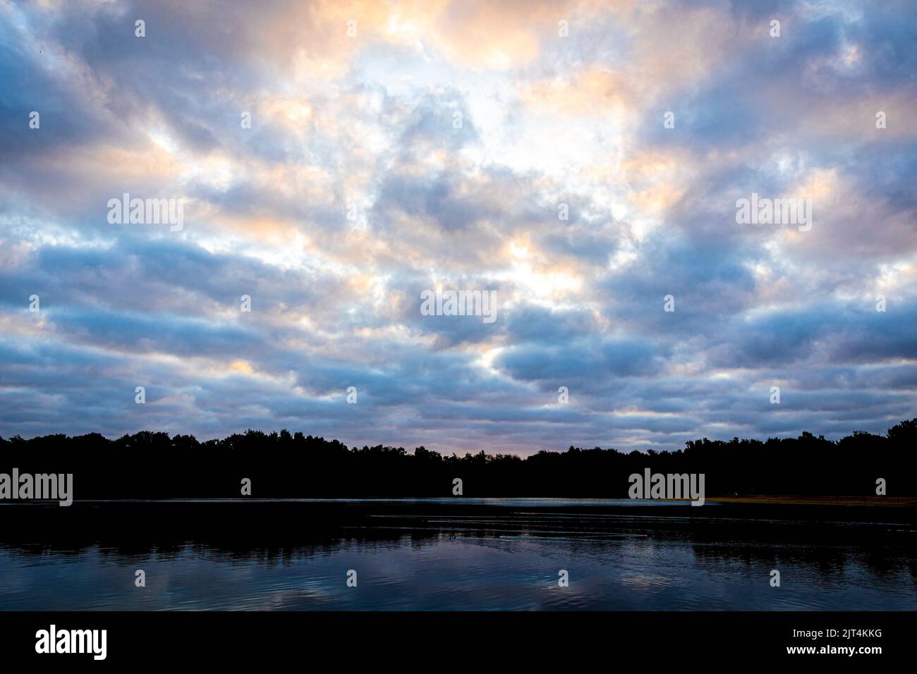 Langenhagen, Germany. 28th Aug, 2022. Clouds pass over Silver Lake in Hanover region after sunrise. Credit: Moritz Frankenberg/dpa/Alamy Live News Stock Photo