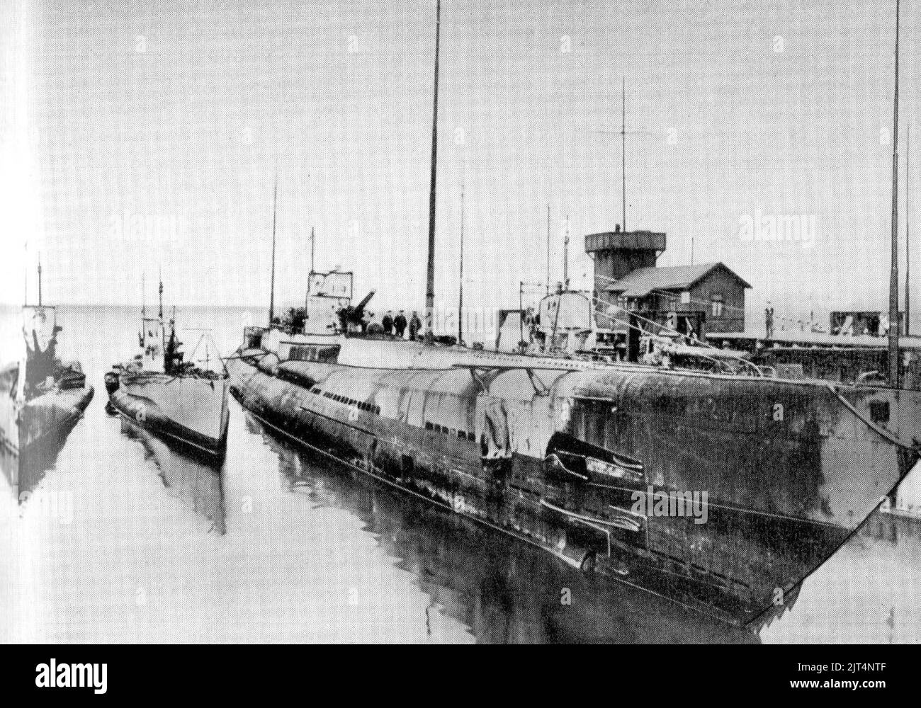 U 139 in Helgoland im Oktober oder November 1918. Links daneben zwei