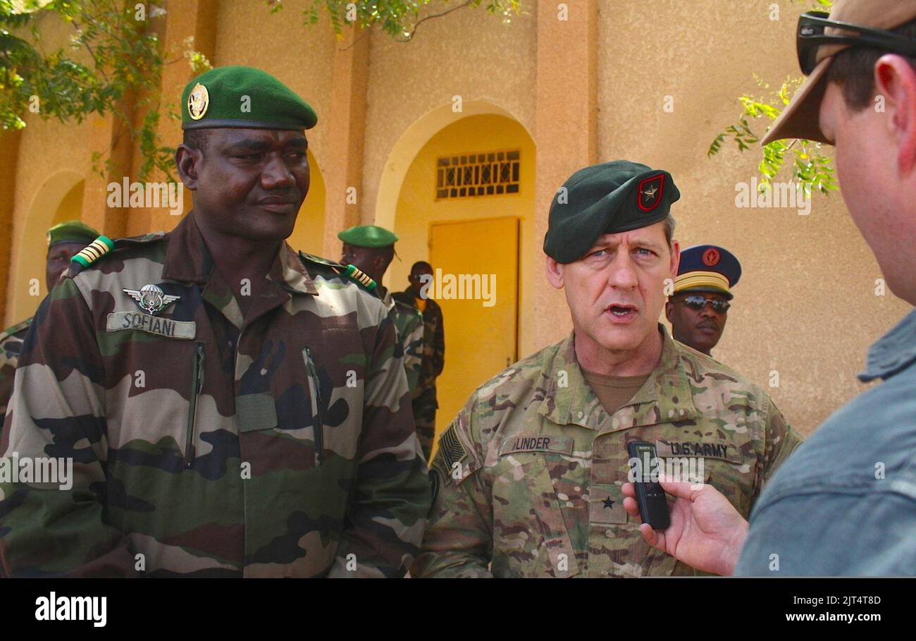 U.S. Army Brig. Gen. James B. Linder, center, the commander of Special Operations Command Africa, and Nigerien Army Col. Mounkaila Sofiani, left, the commander of the Regional 5th Zone, speak to David Lewis 140307 Stock Photo